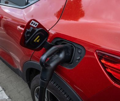 "Ktoś wyrwał kabel". Nowy rozdział absurdu z ładowarką w Nadarzynie