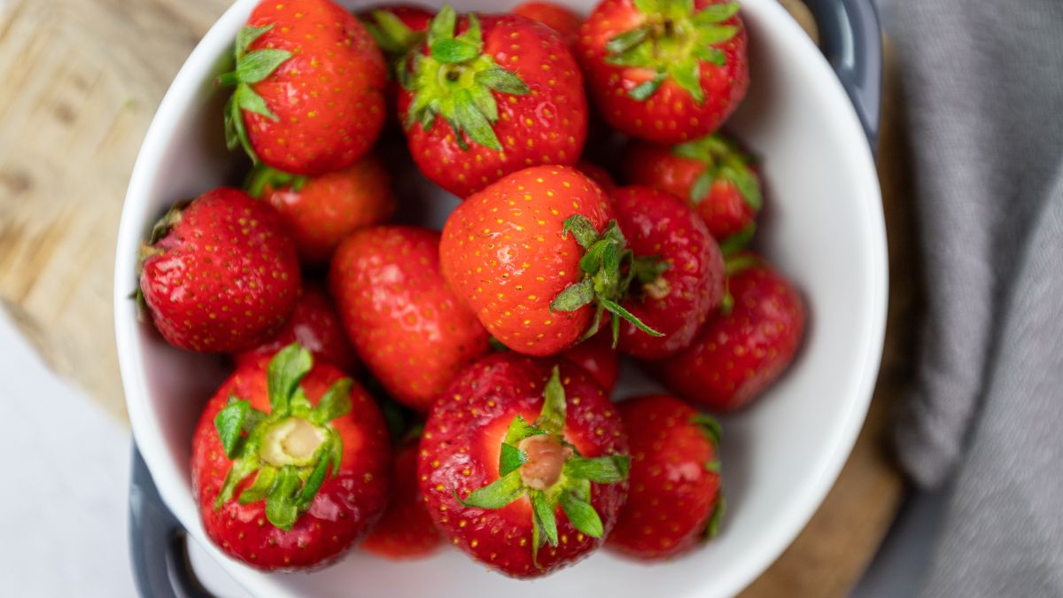 Nie daj się nabić w butelkę na targu. Zobacz, jak rozpoznać polskie truskawki