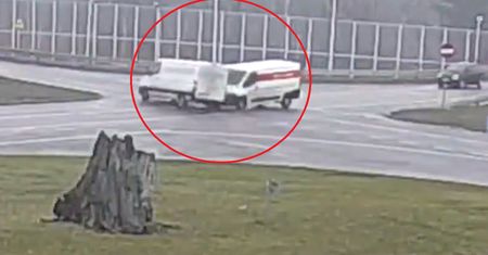 Groźny wypadek na rondzie w Lublinie. Bus dachował po zderzeniu