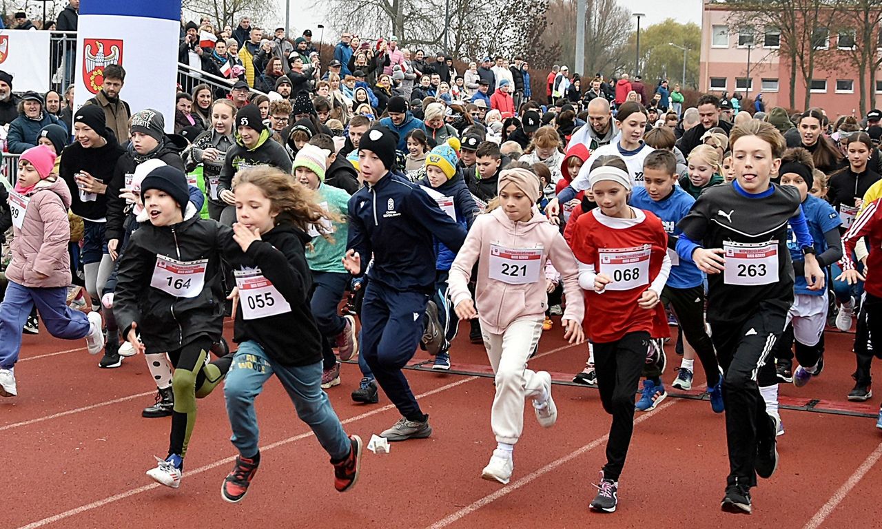Piła: Około 400 młodych biegaczy pokonało jedno stadionowe okrążenie