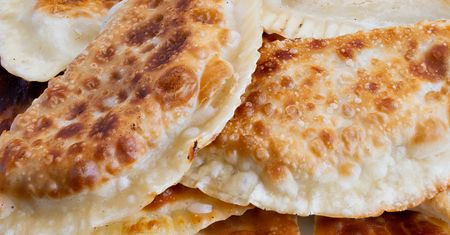 Gdy zwykłe pierogi zaczynają się nudzić, przygotowuję czebureki. Chrupiące, z aromatycznym farszem
