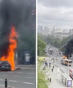 Wypadek w Warszawie. Samochód elektryczny stanął w ogniu