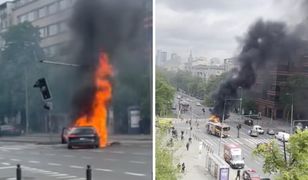 Wypadek w Warszawie. Samochód elektryczny stanął w ogniu