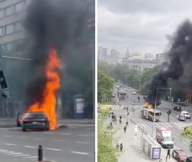 Wypadek w Warszawie. Samochód elektryczny stanął w ogniu