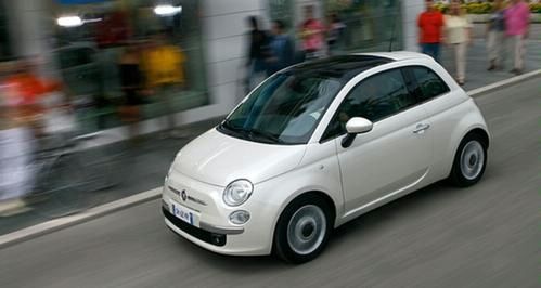 Elektryczny Fiat 500 i Lancia ze znaczkiem Chryslera, czyli witamy w USA