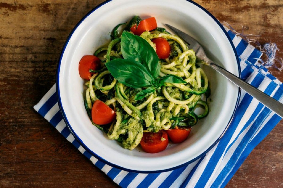 Spaghetti z cukinii z pomidorkami to danie, które wykonasz w 15 minut. 
