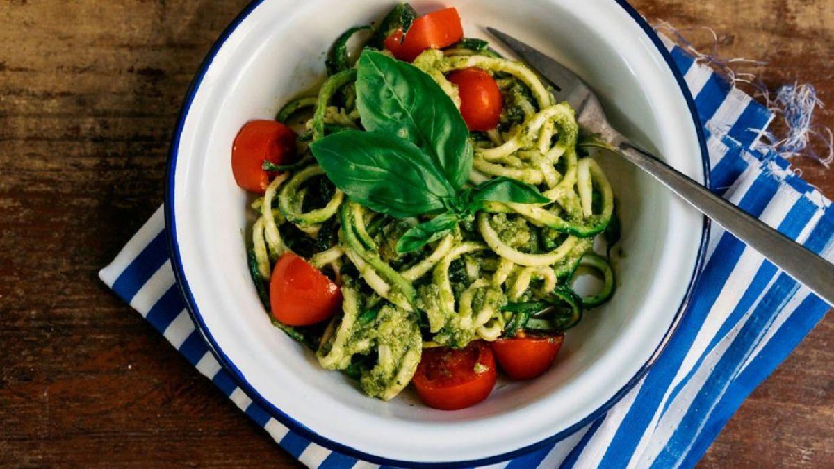 Spaghetti z cukinii z pomidorkami to danie, które wykonasz w 15 minut. 