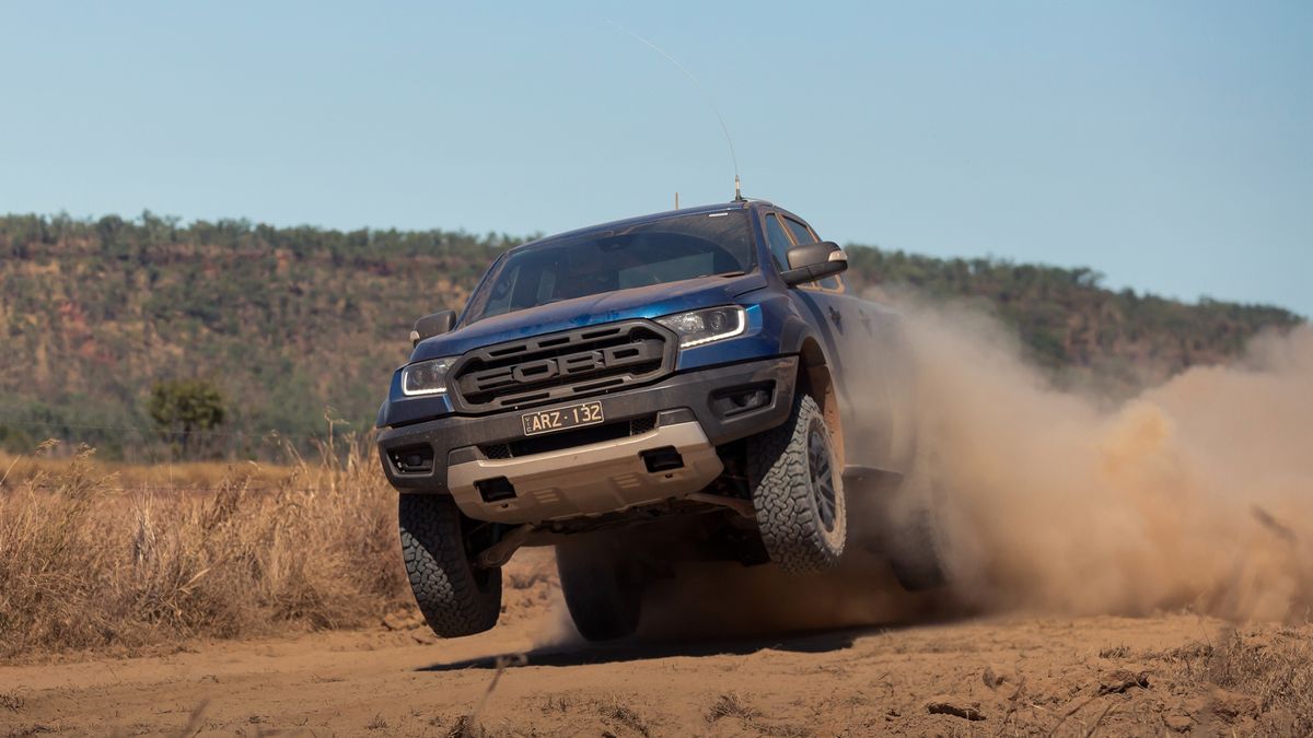 Ford Ranger Raptor to zabawka dla osób lubiących dynamiczną jazdę w terenie.