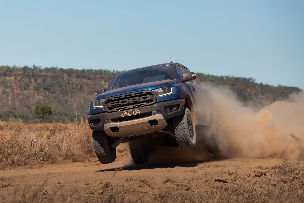 Ford Ranger Raptor to zabawka dla osób lubiących dynamiczną jazdę w terenie.