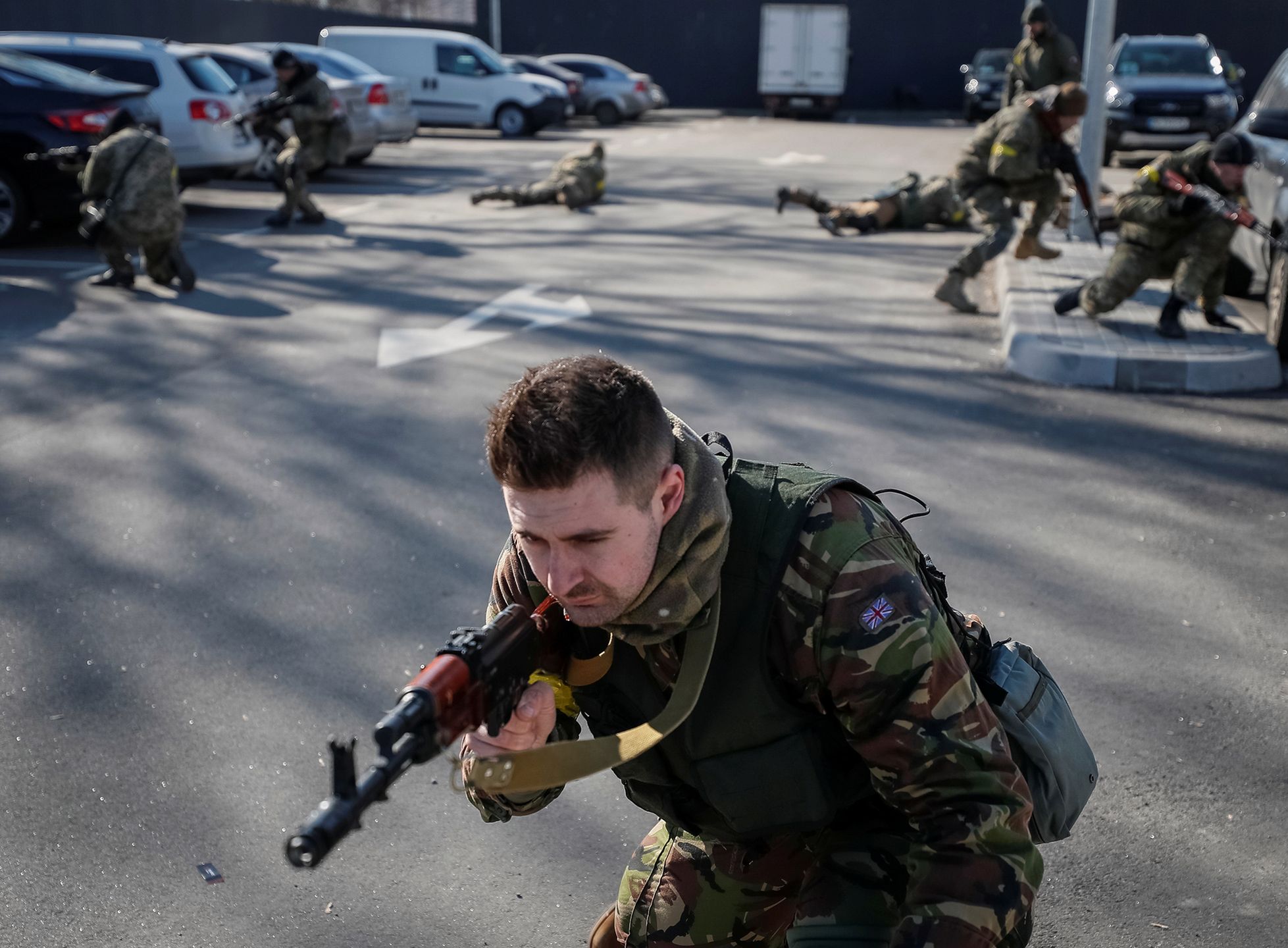 Wojna na Ukrainie: Mieszkańcy dołączają do WOT w Kijowie. Są gotowi do walki 10