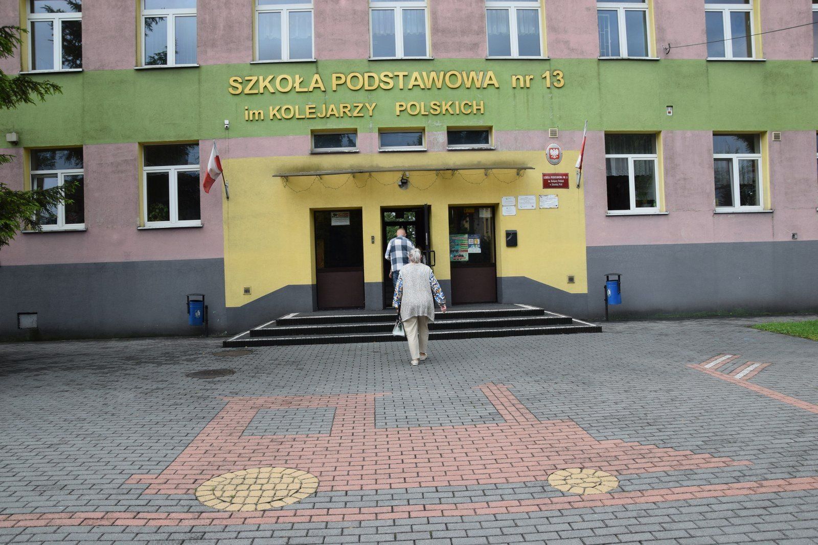 Piękny polonez na zakończenie roku szkolnego w Szkole Podstawowej nr 13 w Zduńskiej Woli