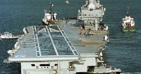 Zmierza ku cieśninie Ormuz. Charles de Gaulle wyruszył z Morza Śródziemnego