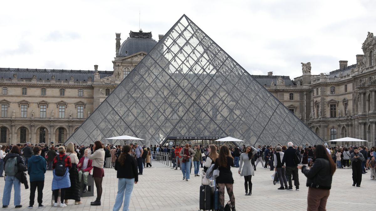 PARIS, FRANCE - OCTOBER 22: A view of the Louvre Museum after it reopened to the public, on October 22, 2025 in Paris, France. The crown jewels, valued at 88 million (around $102.2 million), were stolen from the famed Apollo Gallery in a spectacular burglary, according to Paris Public Prosecutor Laure Beccuau. (Photo by Mohamad Salaheldin Abdelg Alsayed/Anadolu via Getty Images)
