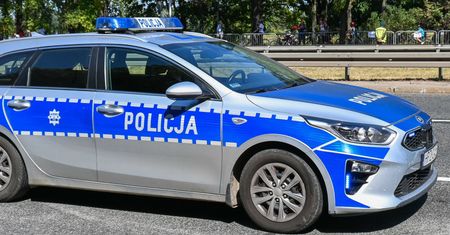 "Driftowali" wokół młodej pary, zatamowali ruch. Ustalenia policji