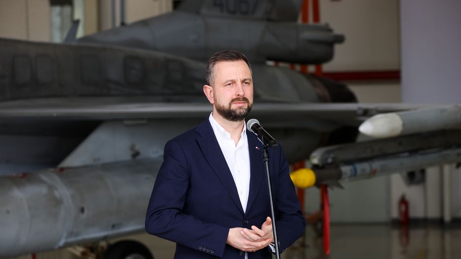 Łask, 14.03.2024. Wicepremier, minister obrony narodowej Władysław Kosiniak-Kamysz podczas konferencji prasowej, po spotkaniu kierownictwa MON z pilotami wojskowymi, personelem technicznym oraz kadrą kierowniczą polskich sił powietrznych, 14 bm. w 32. Bazie Lotnictwa Taktycznego w Łasku. (mr) PAP/Marian Zubrzycki