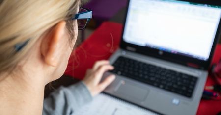 Podszywają się pod firmy i instytucje. Obiecują szybki zysk. Można jednak dużo stracić