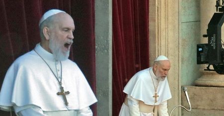 Znudzony John Malkovich W STROJU PAPIEŻA pozuje na planie nowego serialu (FOTO)