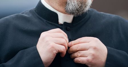Molestował i upijał chłopca. Był jego katechetą