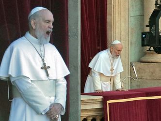 Znudzony John Malkovich W STROJU PAPIEŻA pozuje na planie nowego serialu (FOTO)