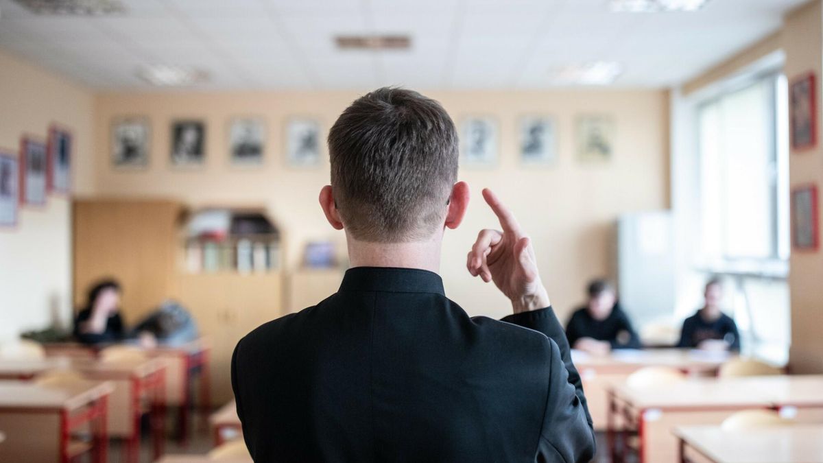 Nauczyciel kazał dziecku przed sobą klęczeć. To kara za rozmowy podczas lekcji