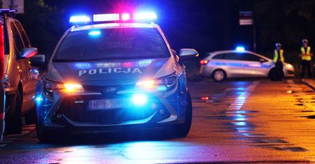 Wjechał w ludzi przed klubem. Poszło o kobietę