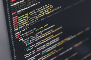 Czy seniorzy wiedzą, jak ustrzec się przed cyberprzestępcami? Powiatowa rada seniorów pomga im zdobyć wiedzę