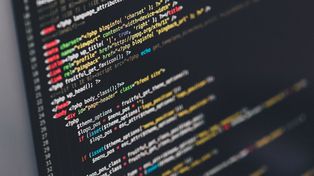 Czy seniorzy wiedzą, jak ustrzec się przed cyberprzestępcami? Powiatowa rada seniorów pomga im zdobyć wiedzę
