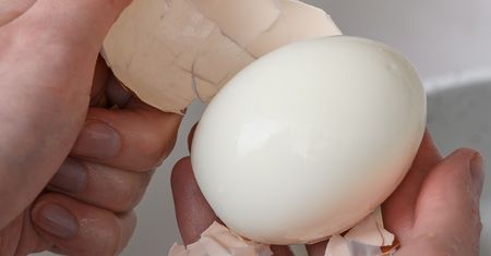 Podpatrzyłam ten trik u bratowej. Wystarczy słoik i ugotowane jajka same wyskoczą ze skorupek