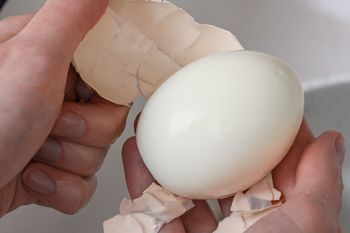 Podpatrzyłam ten trik u bratowej. Wystarczy słoik i ugotowane jajka same wyskoczą ze skorupek