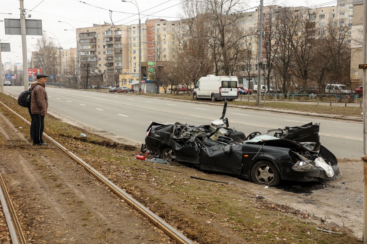 Czołg na ulicy w Kijowie rozjechał auto. Kierowca przeżył