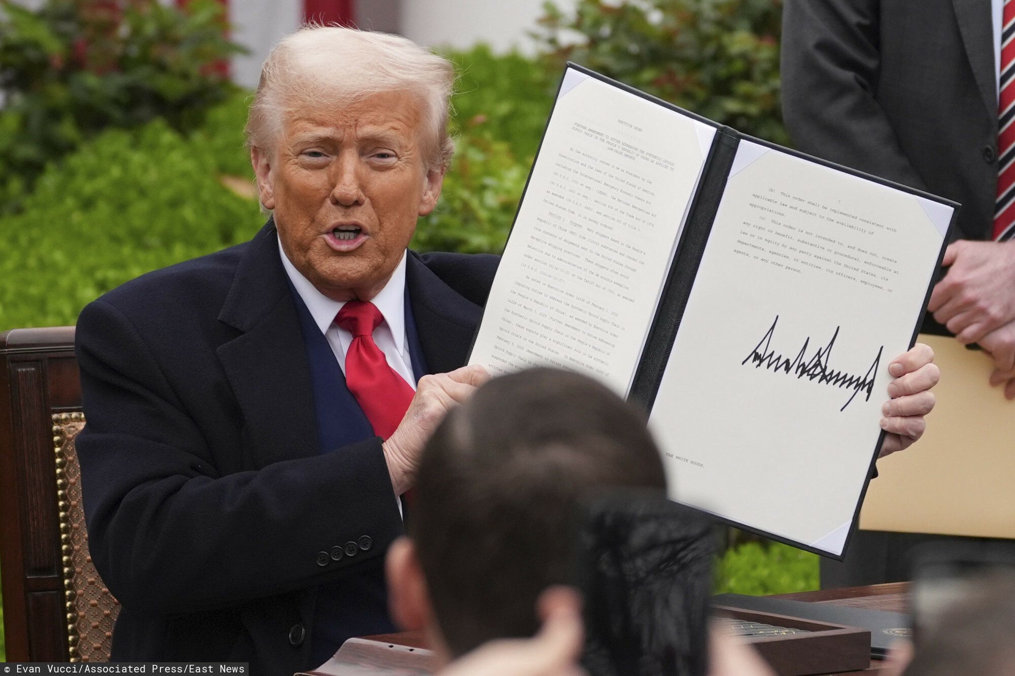 Prezydent Trump podpisa? rozporz?dzenie nak?adaj?ce c?a wzajemne
President Donald Trump holds.a signed executive order during an event to announce new tariffs in the Rose Garden of the White House, Wednesday, April 2, 2025, in Washington. (AP Photo/Evan Vucci)
Evan Vucci