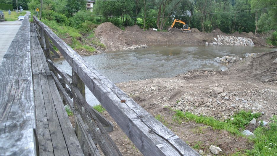 W Szymbarku rozpoczęła się budowa nowego mostu na drodze w kierunku Wólki. Na ostateczny efekt prac trzeba będzie jednak poczekać i to długo, bo wykonawca ma 21 miesięcy na realizację inwestycji