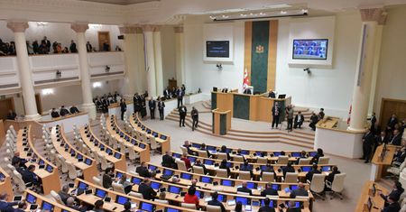 Gruzja. Opozycja zbojkotowała inauguracyjną sesję parlamentu
