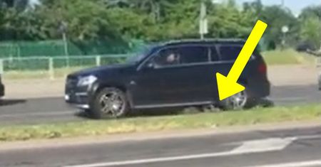 Wszyscy się zatrzymali, tylko nie on. Nagranie z Warszawy