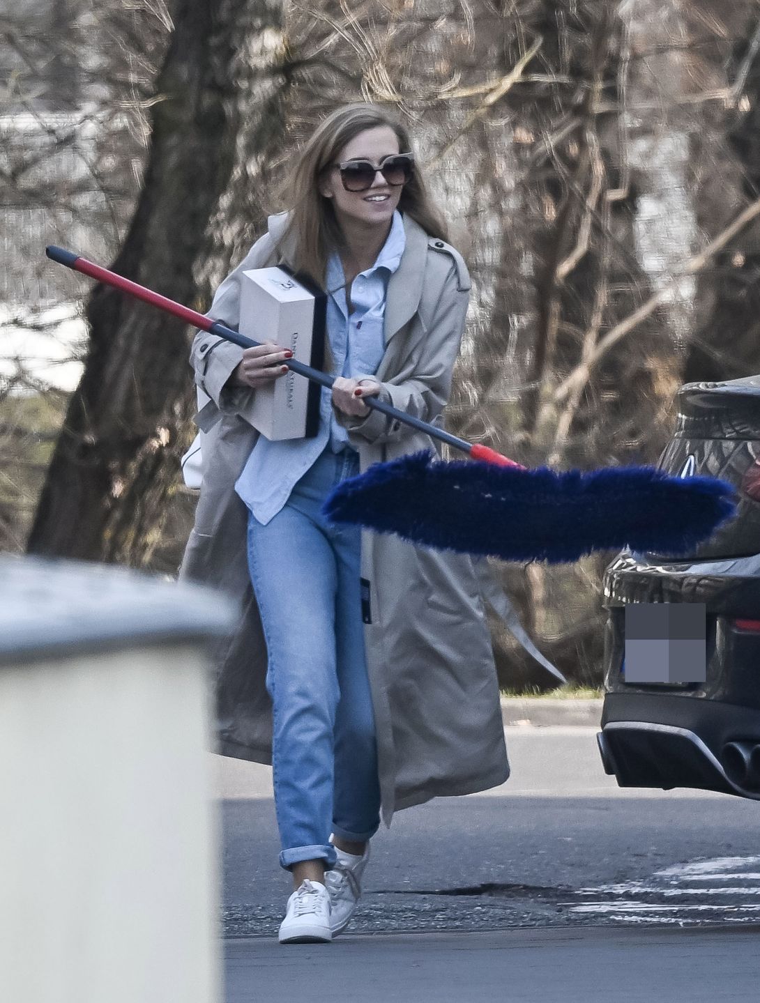 Agnieszka Kaczorowska pędzi z mopem na trening do "TzG"