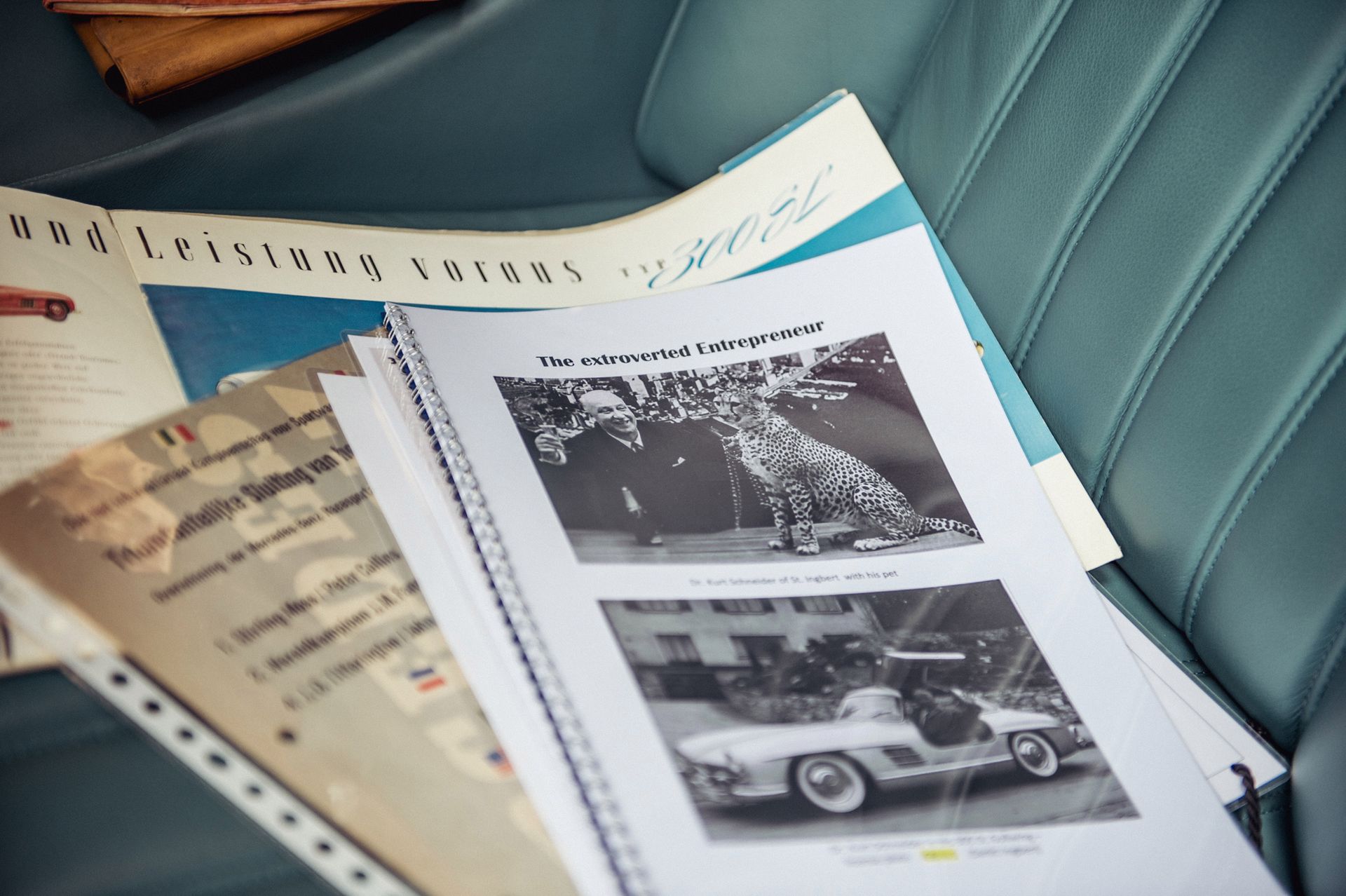 Kopie artykułów o ekscentrycznym byłym właścicielu Mercedesa 300SL, doktorze Kurcie Schneiderze.