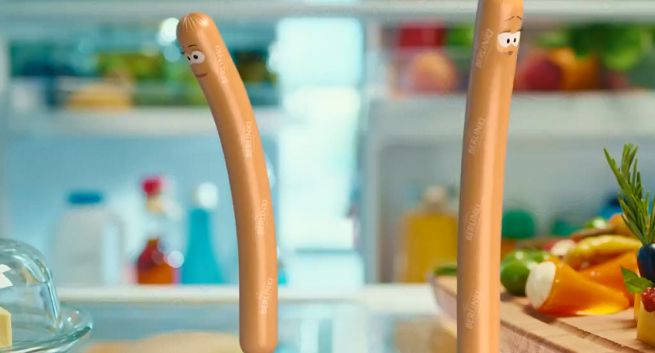 Parówki Berlinki reklamowane w towarzystwie z lodówki (wideo)