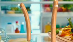 Parówki Berlinki reklamowane w towarzystwie z lodówki (wideo)