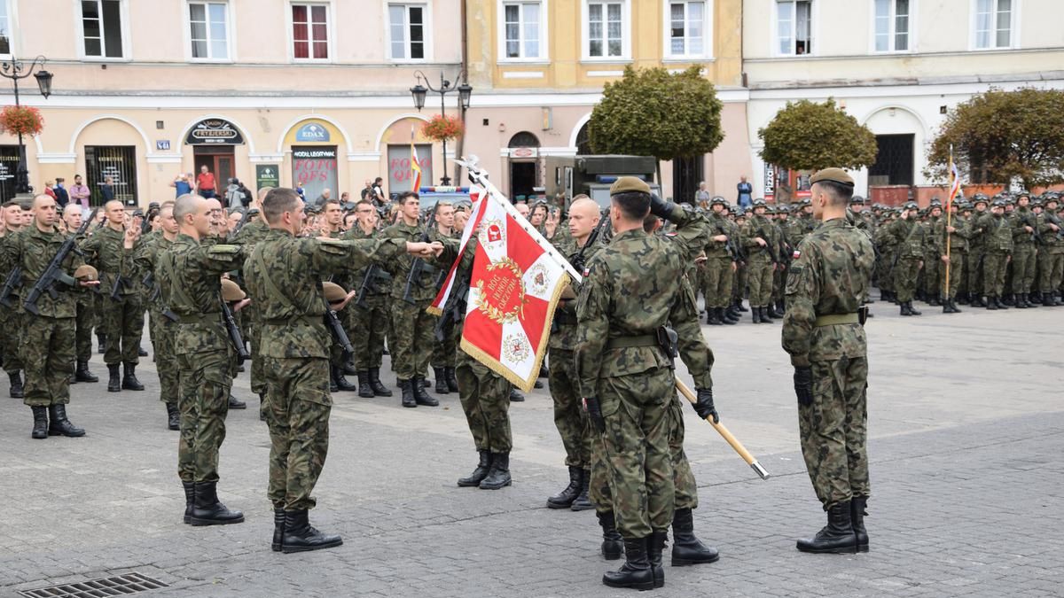 Przysięga żołnierzy-ochotników na sztandar 2 LBOT na Placu Zamkowym