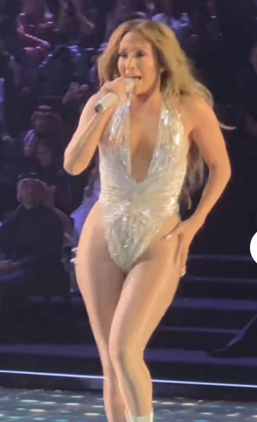 Jennifer Lopez szaleje na scenie w skąpym body