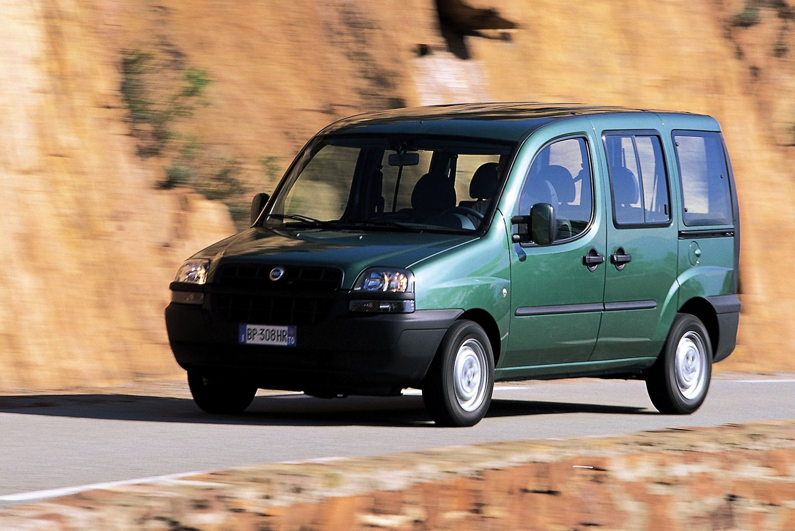 Fiat Doblo to porządne, wszechstronne auto rodzinne, ale jego roboczy wygląd może odstraszać.