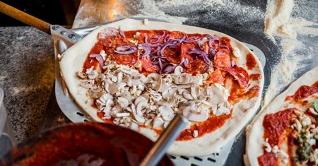 Ile kosztuje zrobienie pizzy w lokalu? Ekspert tłumaczy