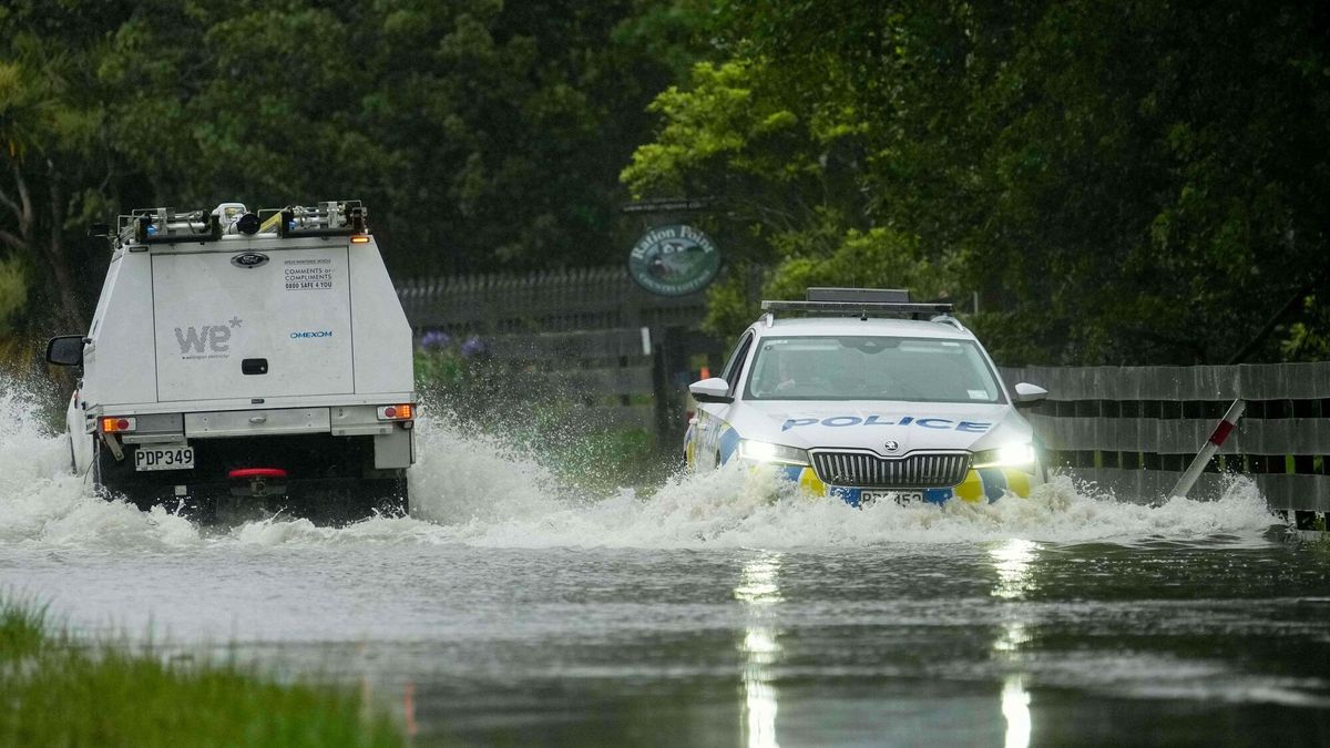 Czerwone ostrze?enie wiatrowe w Nowej Zelandii
A police car (R) drives through sea water as the wind blows the high tide onto roads during a rare Red Wind Warning in Wellington on October 23, 2025. (Photo by Marty MELVILLE / AFP)
MARTY MELVILLE