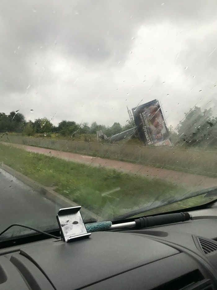 Przewrócony przez wiatr billboard na ul. Bohaterów Września
