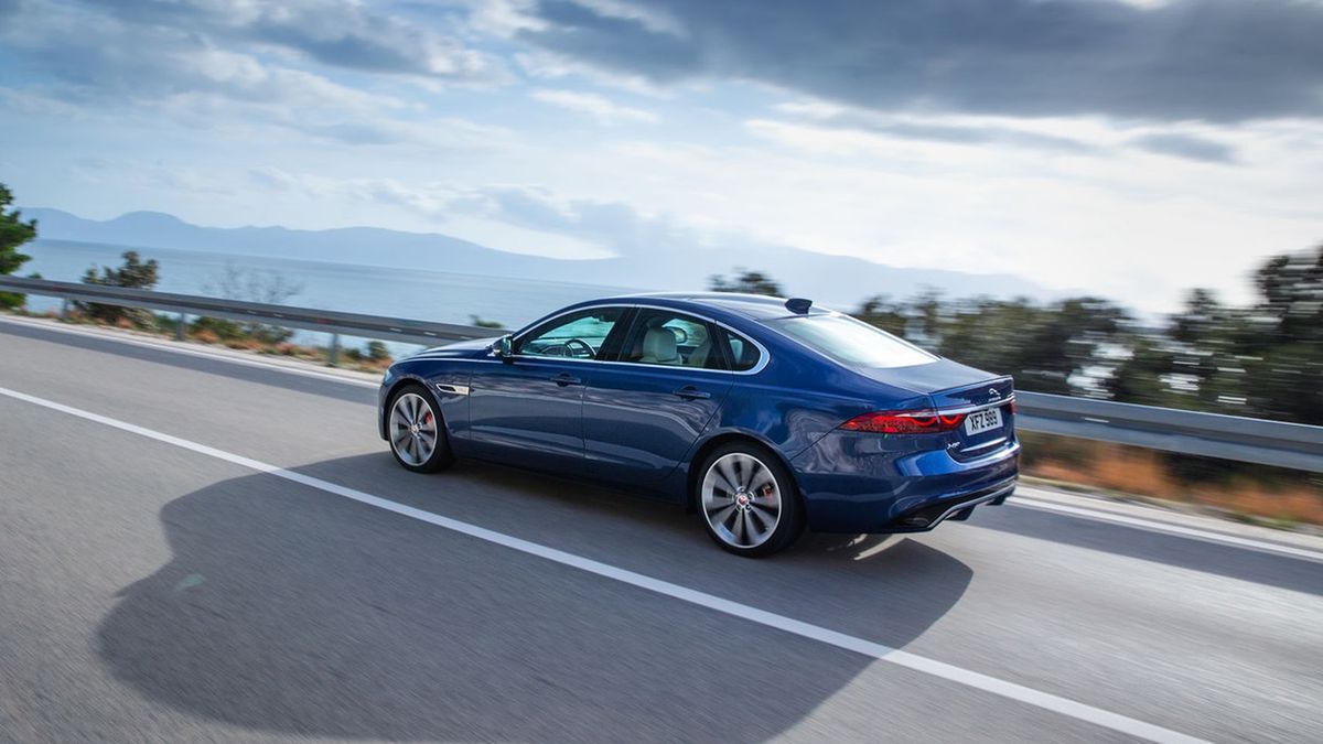 Jaguar XE wciąż wygląda świeżo.