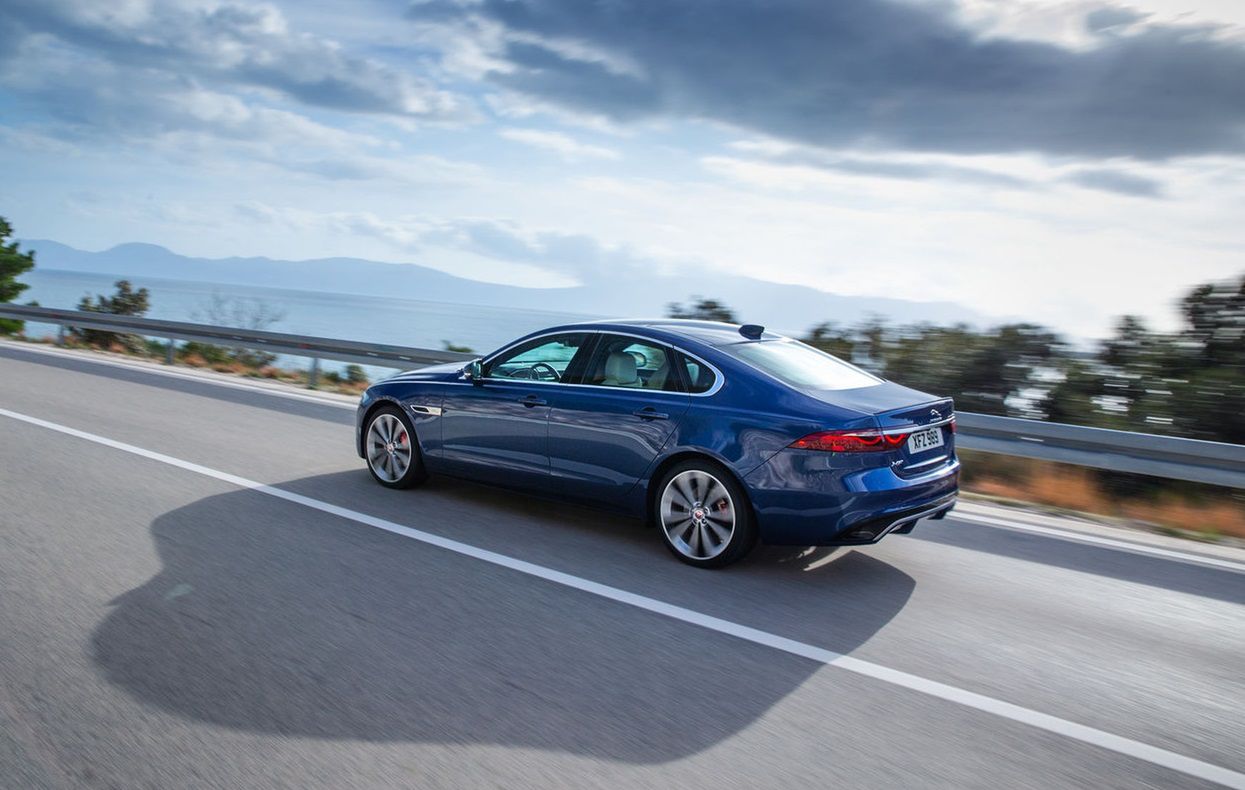 Jaguar XE wciąż wygląda świeżo.