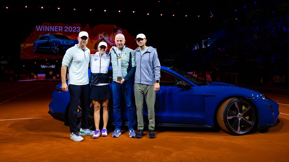 STUTTGART, GERMANY - APRIL 23: Iga Swiatek of Poland poses with coach Tomasz Wiktorowski, father Tomasz Swiatek and fitness coach Maciej Ryszczuk after defeating Aryna Sabalenka in the singles final of the Porsche Tennis Grand Prix Stuttgart 2023 at Porsche Arena on April 23, 2023 in Stuttgart, Germany (Photo by Robert Prange/Getty Images)