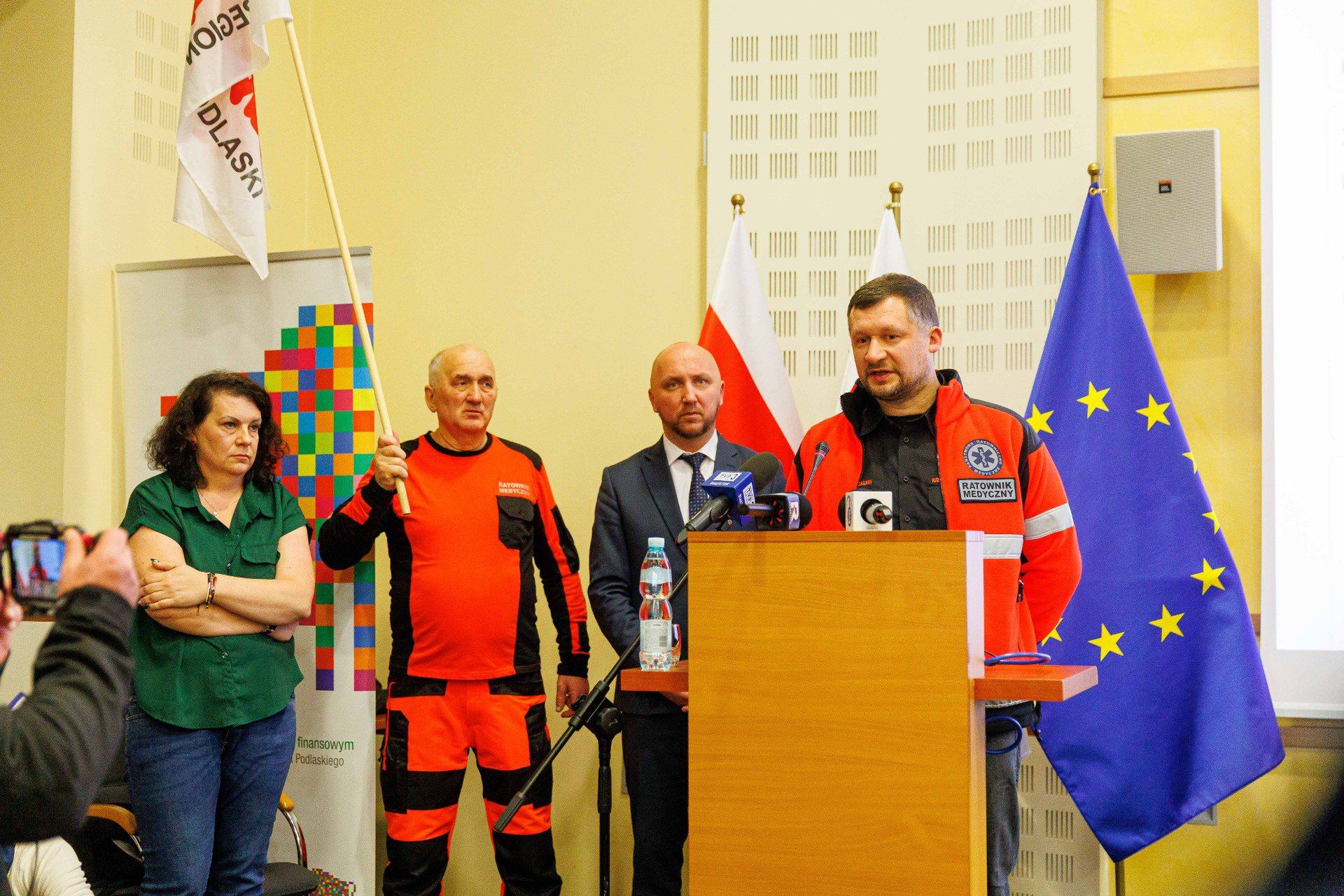 Ratownicy pod urzędem: &#34;Nie ma zgody na połączenie z zadłużonymi szpitalami&#34;