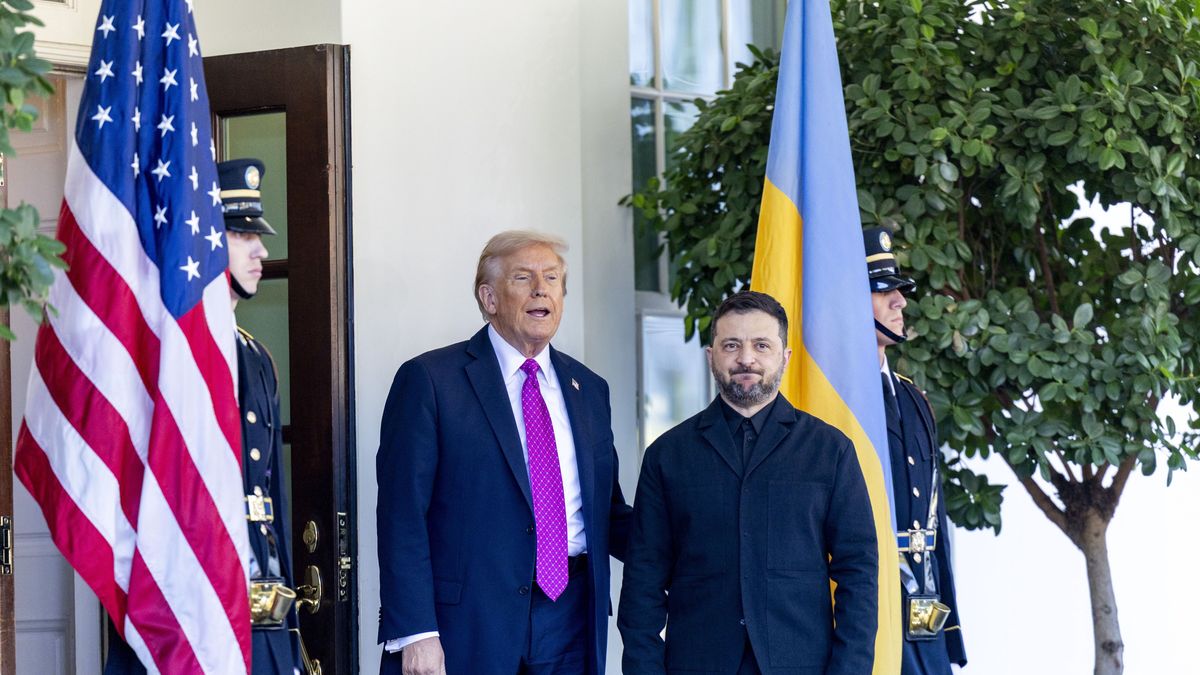 President Trump meets with Ukrainian President Zelensky at the White House
epa12460745 US President Donald Trump (L) greets Ukrainian President Volodymyr Zelensky as he arrives at the West Wing of the White House in Washington, DC, USA, 17 October 2025. The leaders are scheduled for a working lunch in the Cabinet Room, where President Zelensky is expected to request long-range missiles as part of an arms package.  EPA/SHAWN THEW 
Dostawca: PAP/EPA.
SHAWN THEW
ukraine, diplomacy