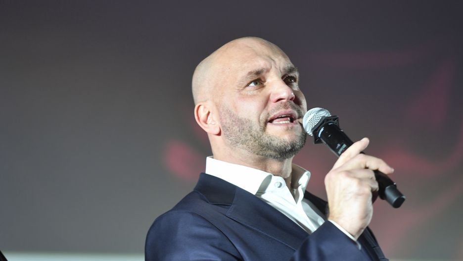 Emil Stępień na premierze filmu "Dziewczyny z Dubaju"